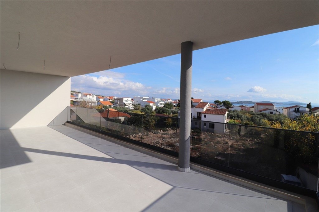 na-prodej-novy-a-velmi-prostorny-apartman-v-blizkosti-more-a-plaze-tribunj-chorvatsko