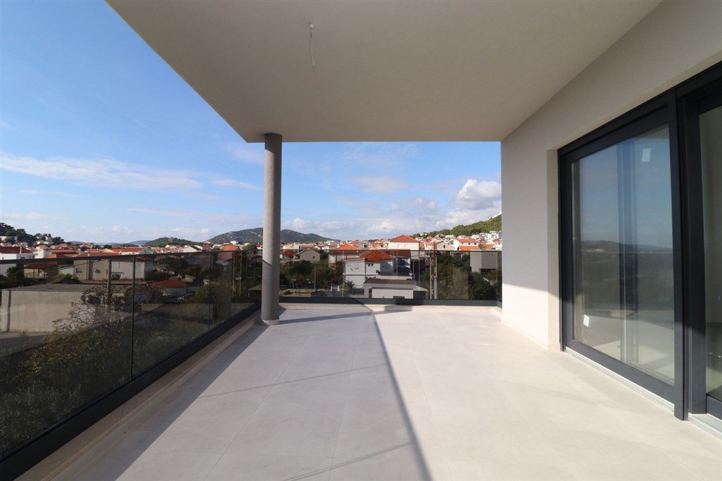 na-prodej-novy-a-velmi-prostorny-apartman-v-blizkosti-more-a-plaze-tribunj-chorvatsko