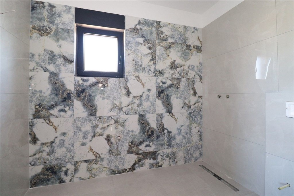 na-prodej-novy-a-velmi-prostorny-apartman-v-blizkosti-more-a-plaze-tribunj-chorvatsko