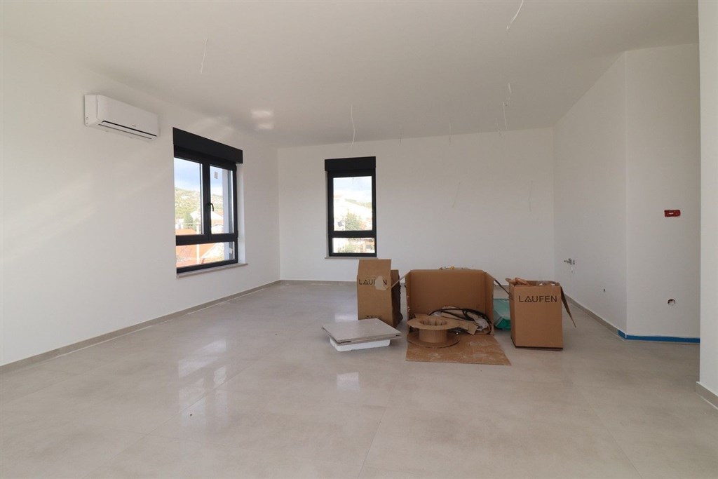 na-prodej-novy-a-velmi-prostorny-apartman-v-blizkosti-more-a-plaze-tribunj-chorvatsko