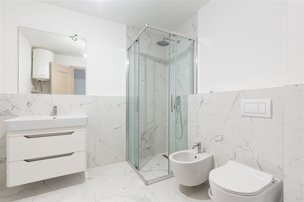 na-prodej-prostorny-apartman-u-more-v-rafailovici-budva-cerna-hora