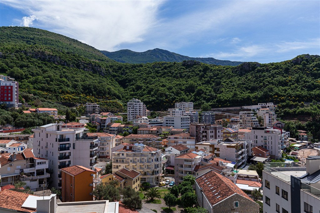 na-prodej-prostorny-apartman-u-more-v-rafailovici-budva-cerna-hora