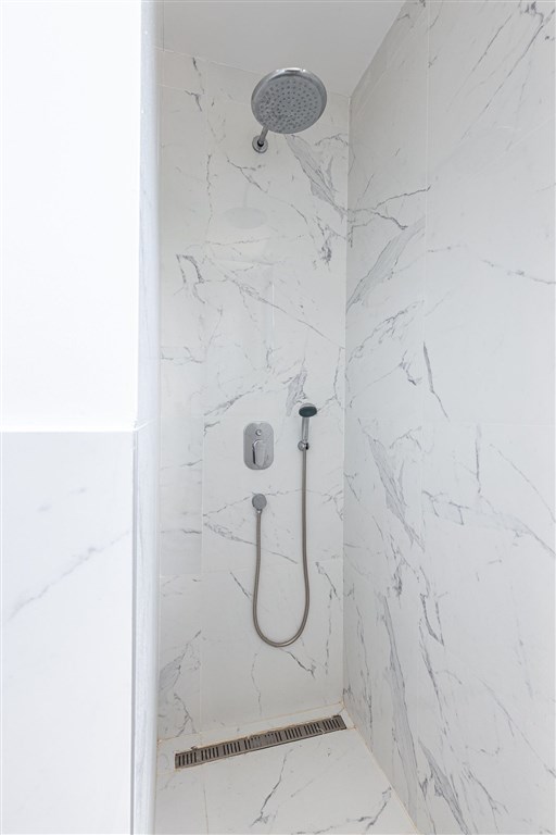 na-prodej-prostorny-apartman-u-more-v-rafailovici-budva-cerna-hora