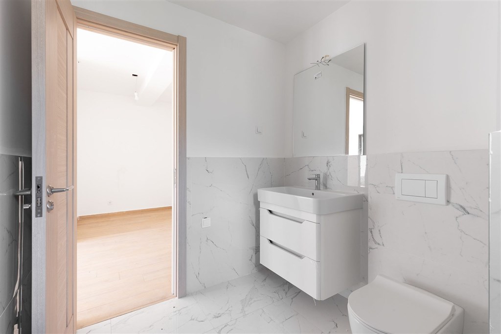 na-prodej-prostorny-apartman-u-more-v-rafailovici-budva-cerna-hora