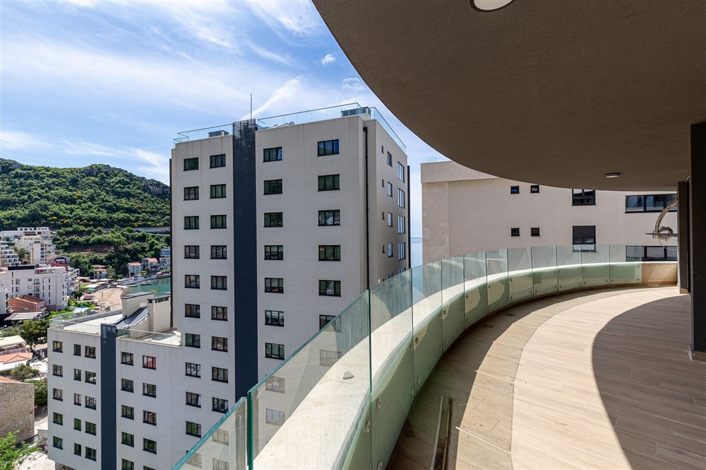 na-prodej-prostorny-apartman-u-more-v-rafailovici-budva-cerna-hora