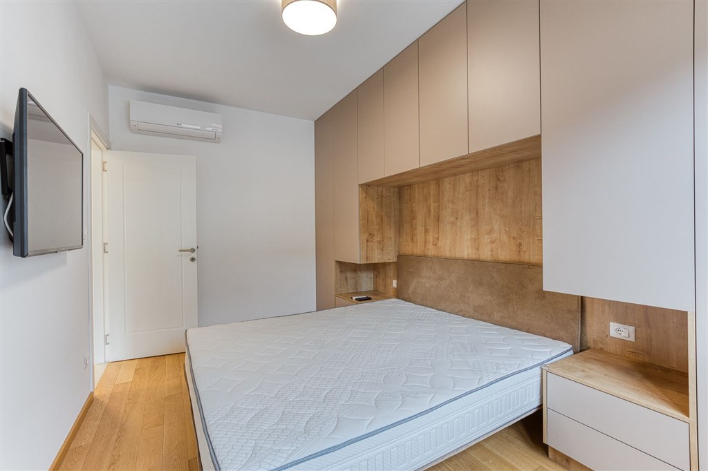 na-prodej-luxusni-dvouloznicovy-apartman-s-panoramatickym-vyhledem-na-more-v-becici-cerna-hora