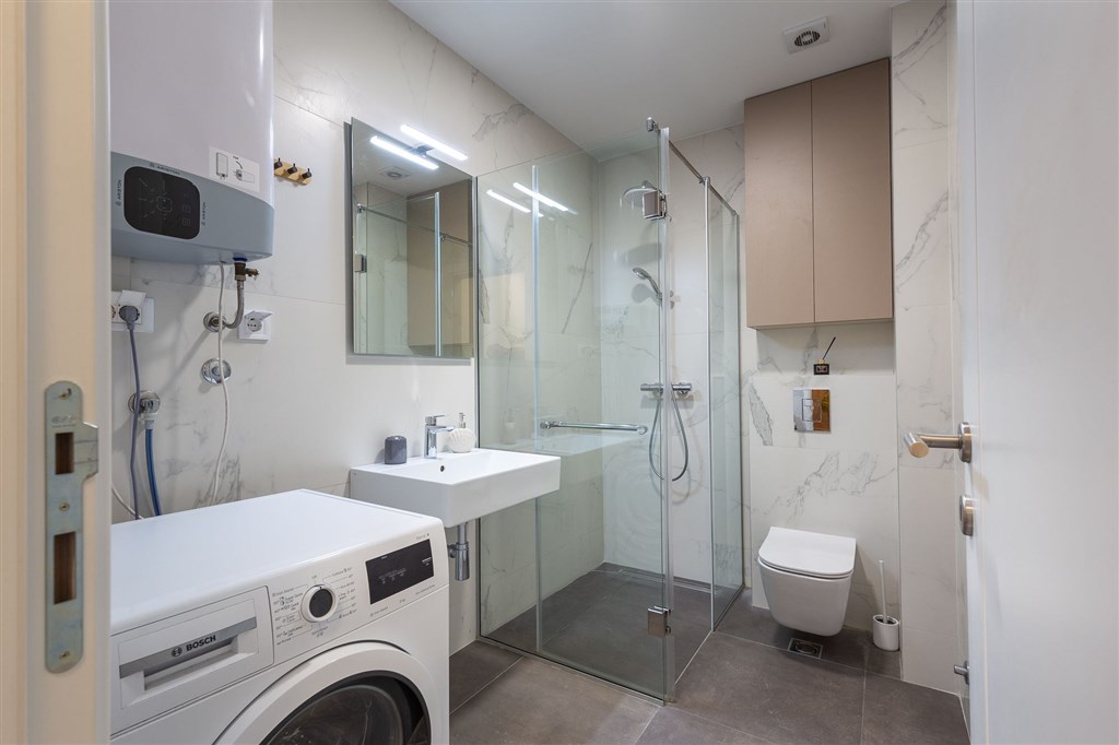 na-prodej-luxusni-dvouloznicovy-apartman-s-panoramatickym-vyhledem-na-more-v-becici-cerna-hora