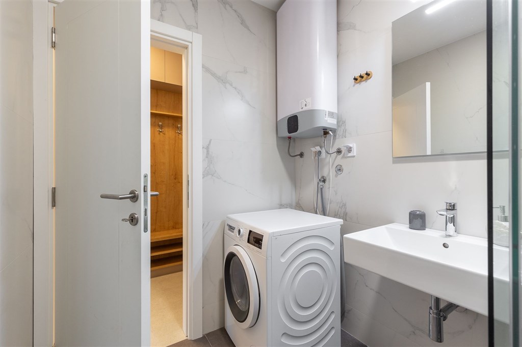 na-prodej-luxusni-dvouloznicovy-apartman-s-panoramatickym-vyhledem-na-more-v-becici-cerna-hora