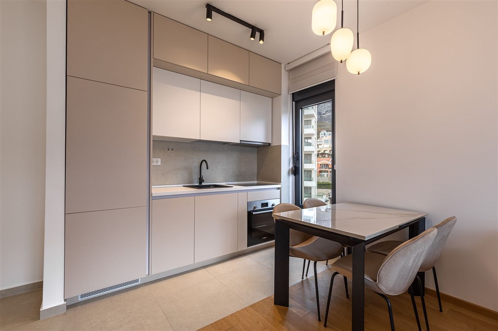 na-prodej-luxusni-dvouloznicovy-apartman-s-panoramatickym-vyhledem-na-more-v-becici-cerna-hora