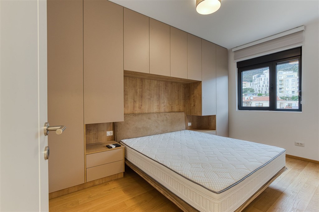 na-prodej-luxusni-dvouloznicovy-apartman-s-panoramatickym-vyhledem-na-more-v-becici-cerna-hora