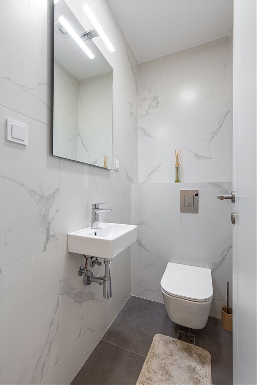 na-prodej-luxusni-dvouloznicovy-apartman-s-panoramatickym-vyhledem-na-more-v-becici-cerna-hora