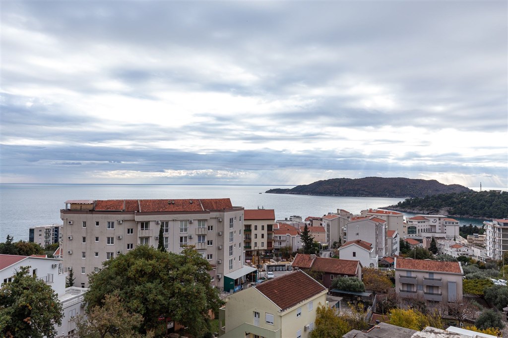 na-prodej-luxusni-dvouloznicovy-apartman-s-panoramatickym-vyhledem-na-more-v-becici-cerna-hora