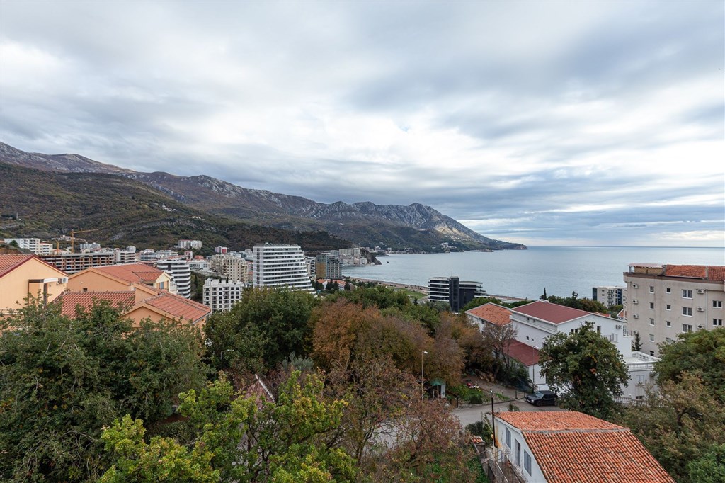 na-prodej-luxusni-dvouloznicovy-apartman-s-panoramatickym-vyhledem-na-more-v-becici-cerna-hora