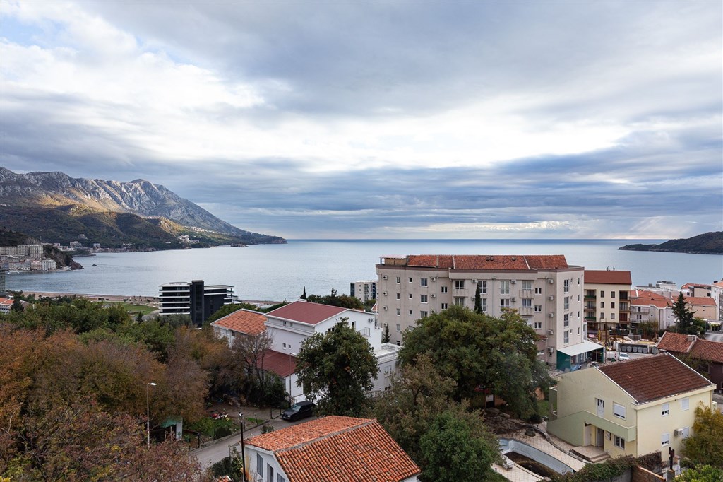 na-prodej-luxusni-dvouloznicovy-apartman-s-panoramatickym-vyhledem-na-more-v-becici-cerna-hora