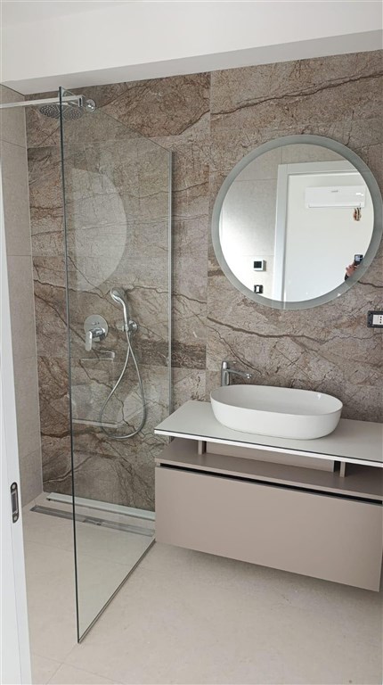 na-prodej-novy-a-velmi-prostorny-apartman-se-tremi-loznicemi-a-castecnym-vyhledem-na-more-zadardiklo-chorvatsko