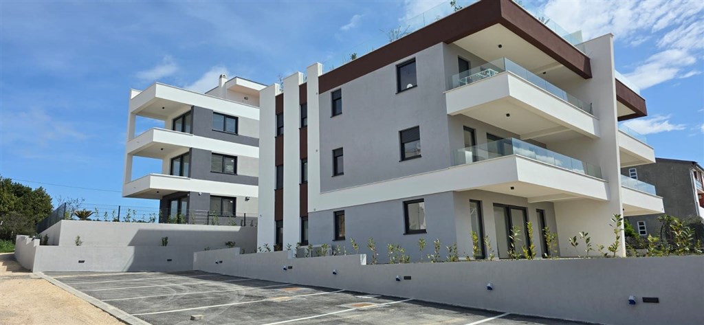 na-prodej-novy-a-velmi-prostorny-apartman-se-tremi-loznicemi-a-castecnym-vyhledem-na-more-zadardiklo-chorvatsko