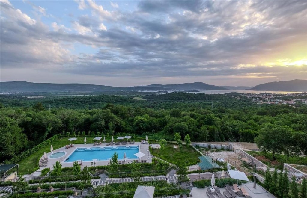 na-prodej-jednoloznicovy-apartman-v-hotelovem-komplexu-s-vyhlidkou-na-more-oblast-kotor-cerna-hora