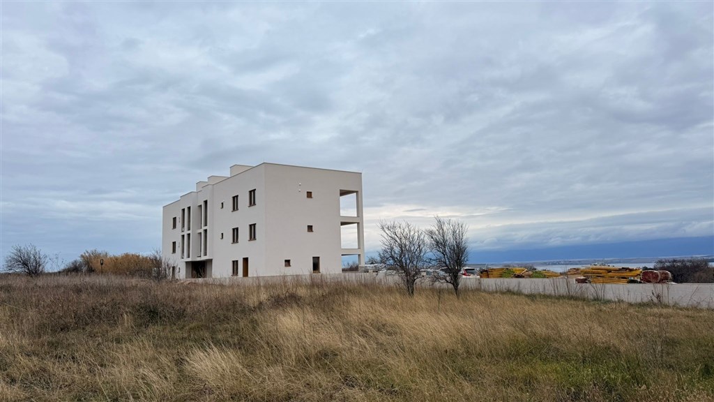 na-prodej-moderni-novy-apartman-s-2-loznicemi-a-velkou-stresni-terasou-s-castecnym-vyhledem-na-more-nin-chorvatsko