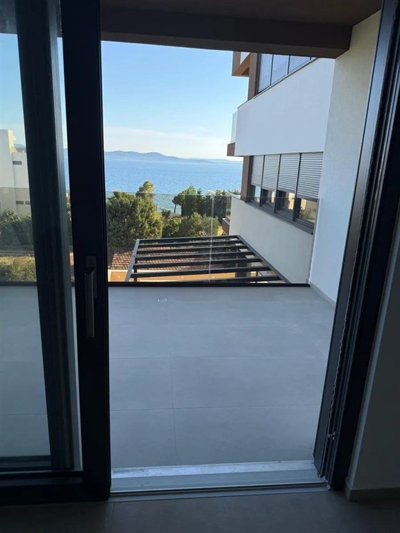 na-prodej-luxusni-apartman-se-3-loznicemi-v-novostavbe-s-castecnym-vyhledem-na-more-zadar-kozino-chorvatsko