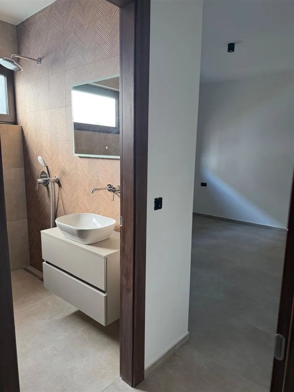 na-prodej-luxusni-apartman-se-3-loznicemi-v-novostavbe-s-castecnym-vyhledem-na-more-zadar-kozino-chorvatsko