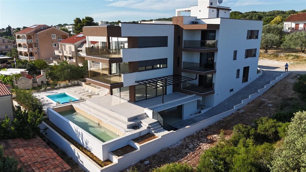na-prodej-luxusni-apartman-se-3-loznicemi-v-novostavbe-s-castecnym-vyhledem-na-more-zadar-kozino-chorvatsko