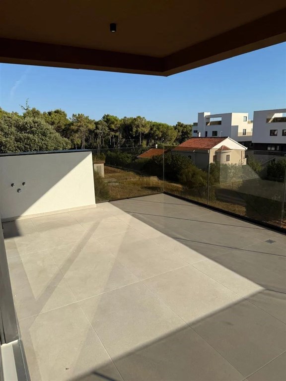 na-prodej-luxusni-apartman-se-3-loznicemi-v-novostavbe-s-castecnym-vyhledem-na-more-zadar-kozino-chorvatsko
