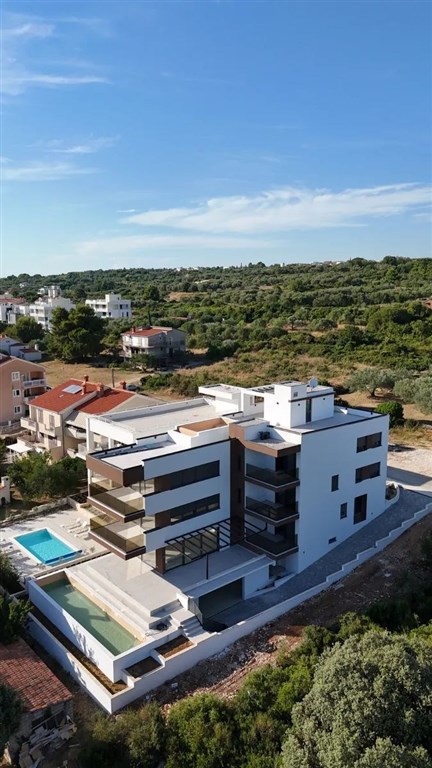 na-prodej-luxusni-apartman-se-3-loznicemi-v-novostavbe-s-castecnym-vyhledem-na-more-zadar-kozino-chorvatsko