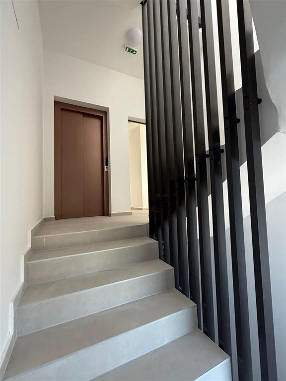 na-prodej-luxusni-apartman-se-3-loznicemi-v-novostavbe-s-castecnym-vyhledem-na-more-zadar-kozino-chorvatsko