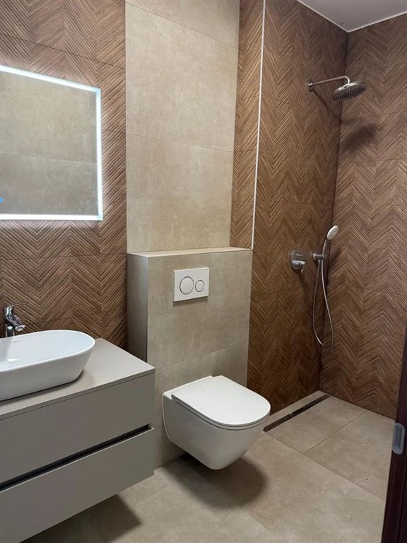 na-prodej-luxusni-apartman-se-3-loznicemi-v-novostavbe-s-castecnym-vyhledem-na-more-zadar-kozino-chorvatsko