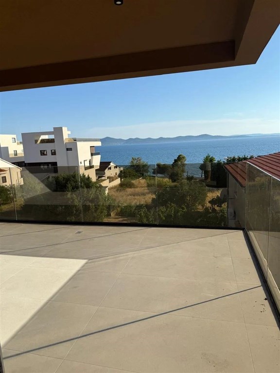 na-prodej-luxusni-apartman-se-3-loznicemi-v-novostavbe-s-castecnym-vyhledem-na-more-zadar-kozino-chorvatsko