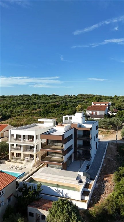 na-prodej-luxusni-apartman-se-3-loznicemi-v-novostavbe-s-castecnym-vyhledem-na-more-zadar-kozino-chorvatsko