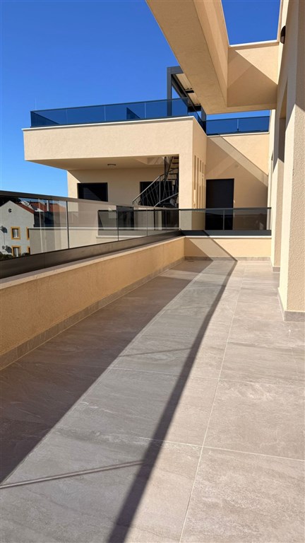 na-prodej-prostorny-novy-apartman-se-3-loznicemi-v-blizkosti-more-privlaka-chorvatsko