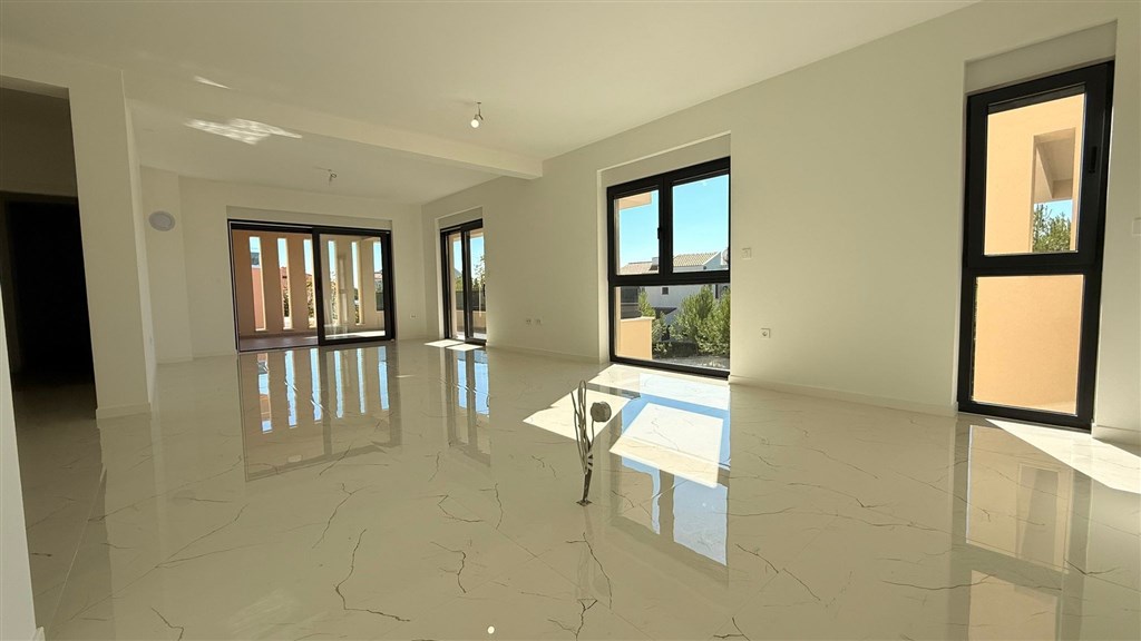 na-prodej-prostorny-novy-apartman-se-3-loznicemi-v-blizkosti-more-privlaka-chorvatsko