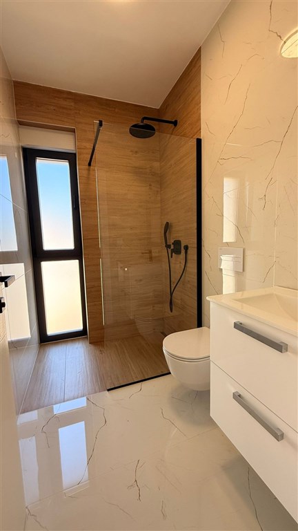 na-prodej-prostorny-novy-apartman-se-3-loznicemi-v-blizkosti-more-privlaka-chorvatsko