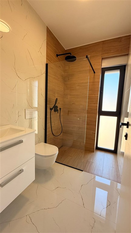 na-prodej-prostorny-novy-apartman-se-3-loznicemi-v-blizkosti-more-privlaka-chorvatsko