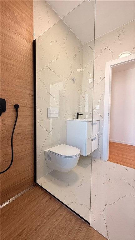 na-prodej-prostorny-novy-apartman-se-3-loznicemi-v-blizkosti-more-privlaka-chorvatsko