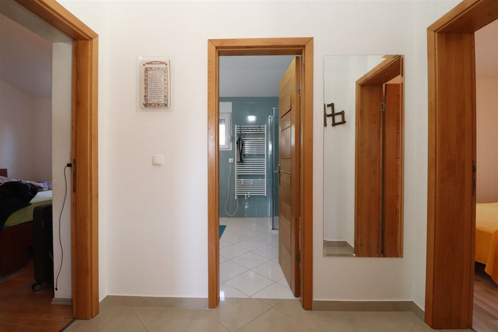 na-prodej-pekny-radovy-domek-s-upravenou-zahradou-pobliz-more-vodice-chorvatsko