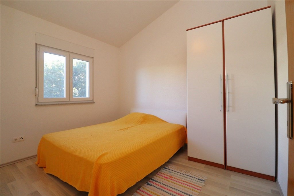 na-prodej-pekny-radovy-domek-s-upravenou-zahradou-pobliz-more-vodice-chorvatsko