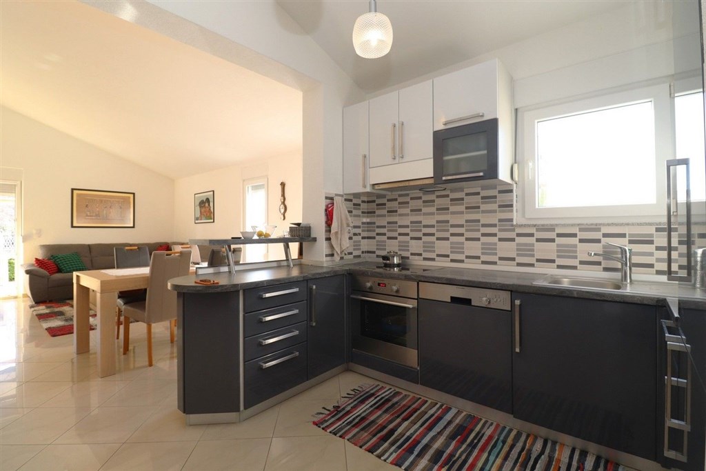 na-prodej-pekny-radovy-domek-s-upravenou-zahradou-pobliz-more-vodice-chorvatsko