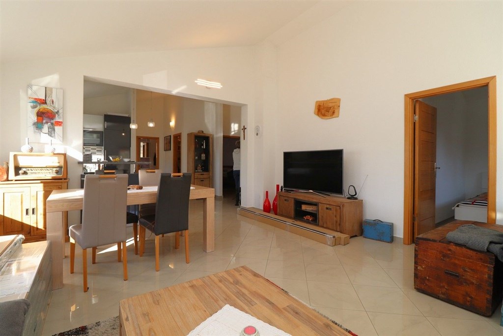 na-prodej-pekny-radovy-domek-s-upravenou-zahradou-pobliz-more-vodice-chorvatsko