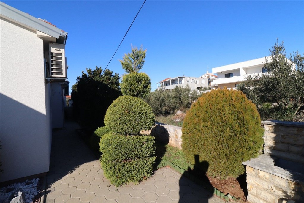 na-prodej-pekny-radovy-domek-s-upravenou-zahradou-pobliz-more-vodice-chorvatsko