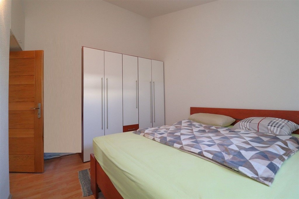 na-prodej-pekny-radovy-domek-s-upravenou-zahradou-pobliz-more-vodice-chorvatsko