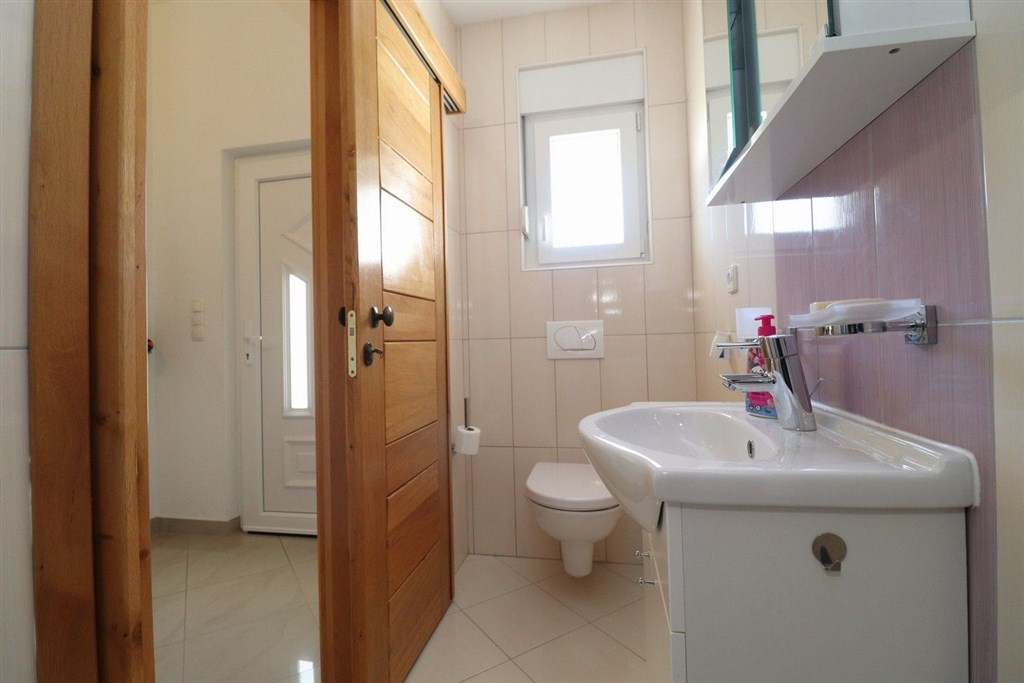 na-prodej-pekny-radovy-domek-s-upravenou-zahradou-pobliz-more-vodice-chorvatsko