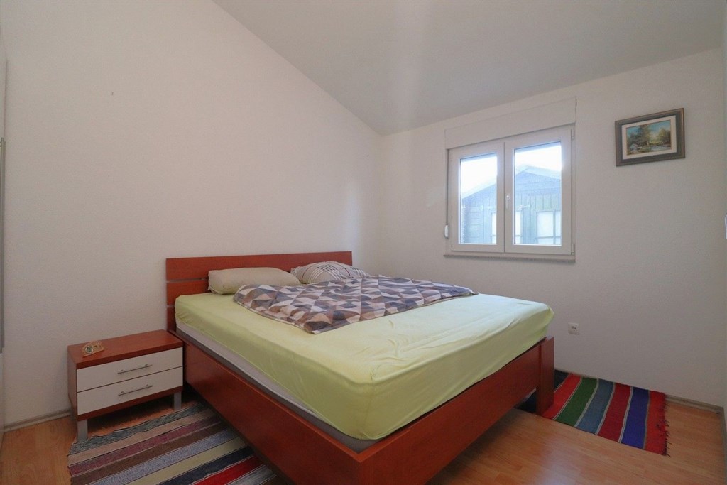 na-prodej-pekny-radovy-domek-s-upravenou-zahradou-pobliz-more-vodice-chorvatsko