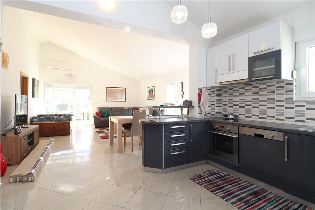 na-prodej-pekny-radovy-domek-s-upravenou-zahradou-pobliz-more-vodice-chorvatsko