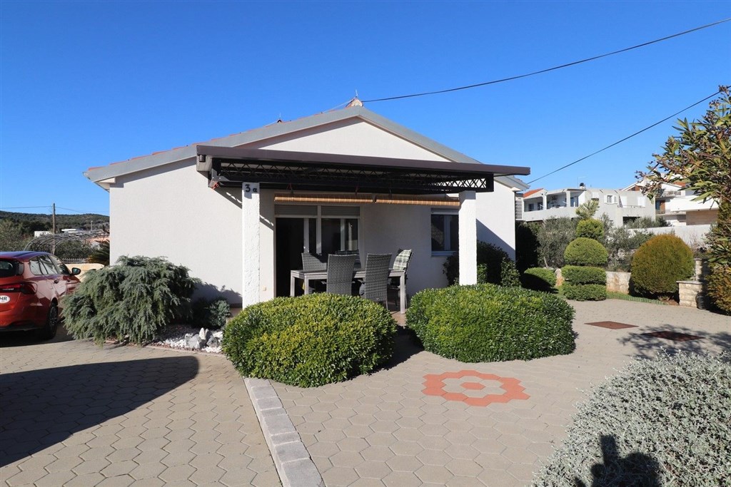 na-prodej-pekny-radovy-domek-s-upravenou-zahradou-pobliz-more-vodice-chorvatsko