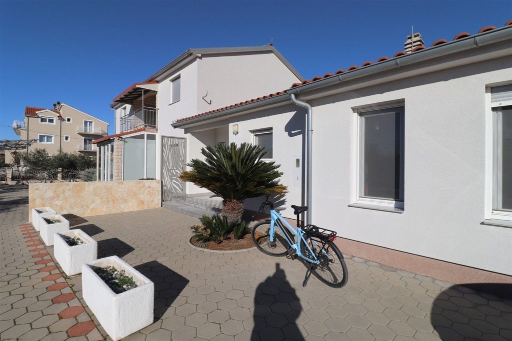 na-prodej-pekny-radovy-domek-s-upravenou-zahradou-pobliz-more-vodice-chorvatsko