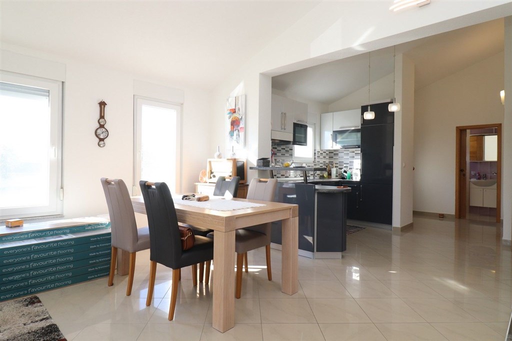 na-prodej-pekny-radovy-domek-s-upravenou-zahradou-pobliz-more-vodice-chorvatsko