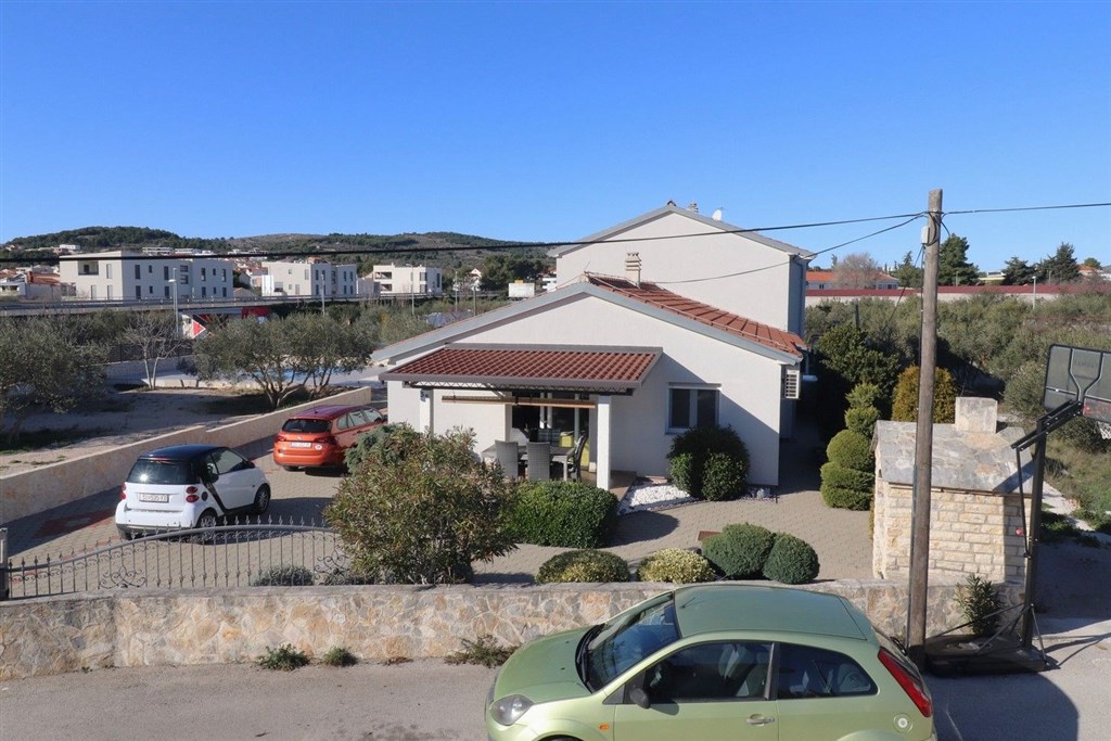 na-prodej-pekny-radovy-domek-s-upravenou-zahradou-pobliz-more-vodice-chorvatsko