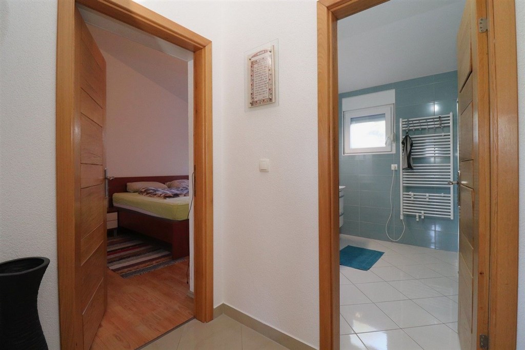 na-prodej-pekny-radovy-domek-s-upravenou-zahradou-pobliz-more-vodice-chorvatsko